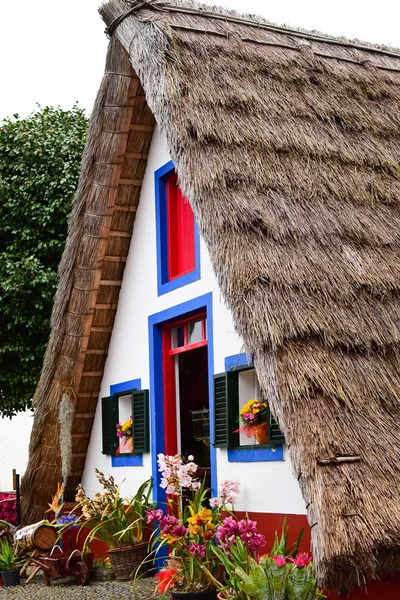 Tradizionale casa Santana a Madeira, Portogallo — Foto Stock