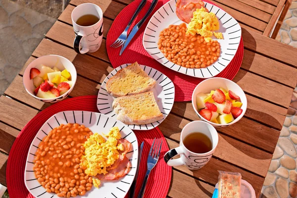 Pequeno-almoço inglês para dois em uma varanda — Fotografia de Stock
