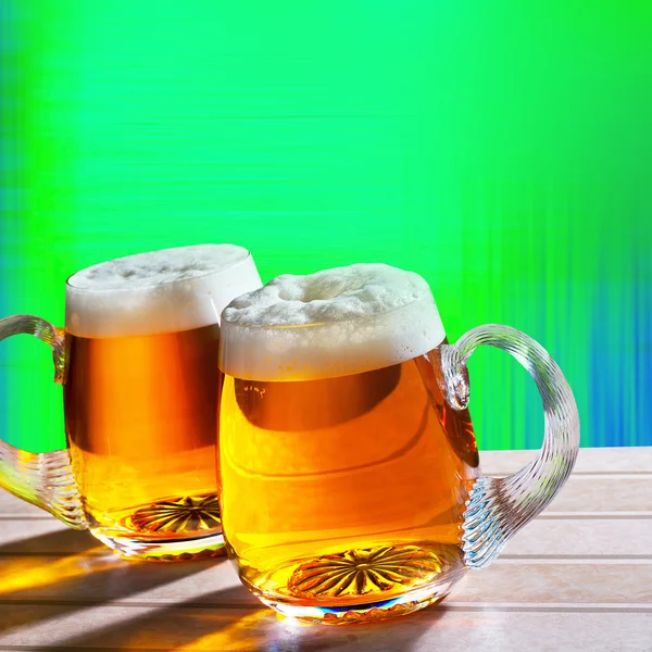 Twee bier op de tabel met moderne achtergrond — Stockfoto