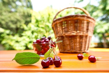 Kırmızı Kiraz ve el sepeti