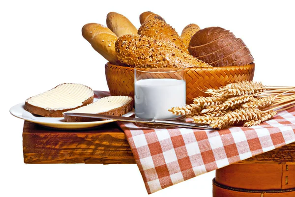 Bodegón con productos de panadería y vaso de leche — Foto de Stock