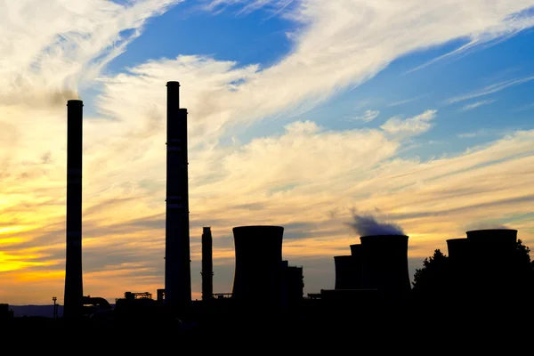 Una silueta de la central eléctrica al atardecer —  Fotos de Stock