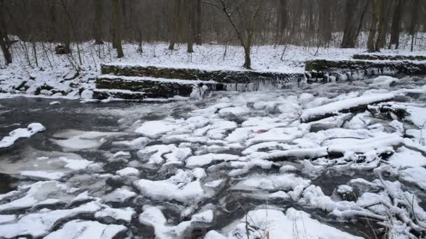 冬の堰に凍って、音ズームします。 — ストック動画