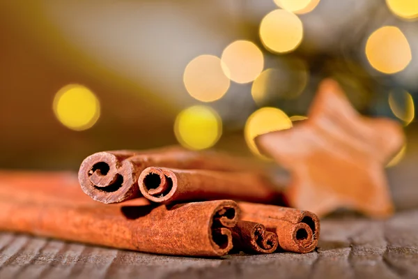 Fondo de Navidad con canela y estrella de Navidad — Foto de Stock
