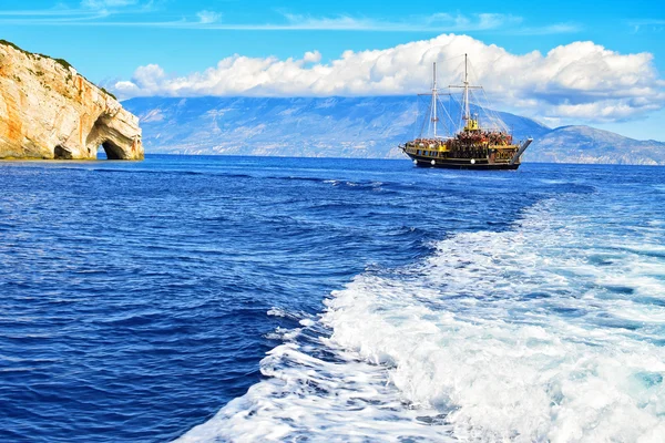 Ιστιοπλοϊκό σκάφος στην επιφάνεια του νερού της θάλασσας — Φωτογραφία Αρχείου