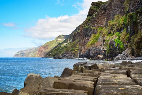 Прибрежный пейзаж острова Мадейра, Португалия — стоковое фото