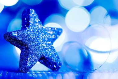 Mavi Noel yıldızı ve parlak mavi zemin üzerine