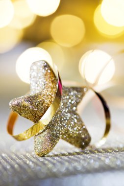 Noel yıldızı ve glitter odaklanmamış arka plan üzerinde
