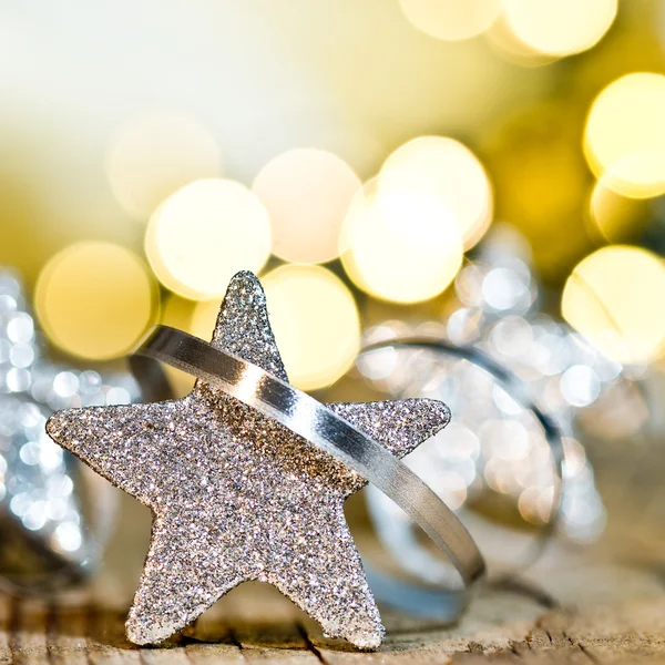 Kerstster en glitter op ongericht achtergrond — Stockfoto