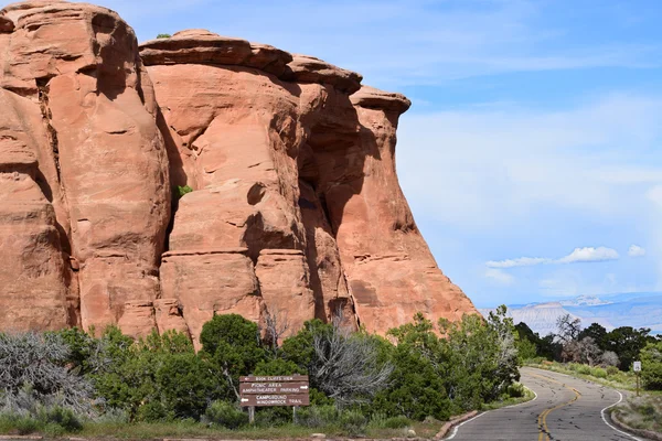 Rim Rock Drive en el Monumento Nacional de Colorado; un parque nacional s — Foto de Stock