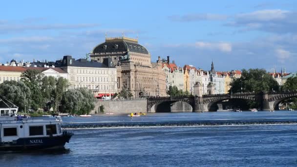 Reis boot op de rivier de Moldau in Praag in de zomer, Tsjechië — Stockvideo