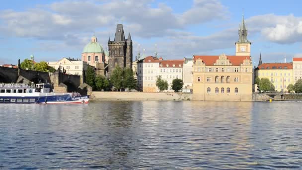 Reis boot op de rivier de Moldau in Praag in de zomer, Tsjechië — Stockvideo