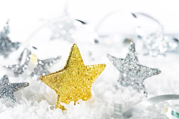 Goldene Weihnachtssterne mit Glitzern im Schnee — Stockfoto