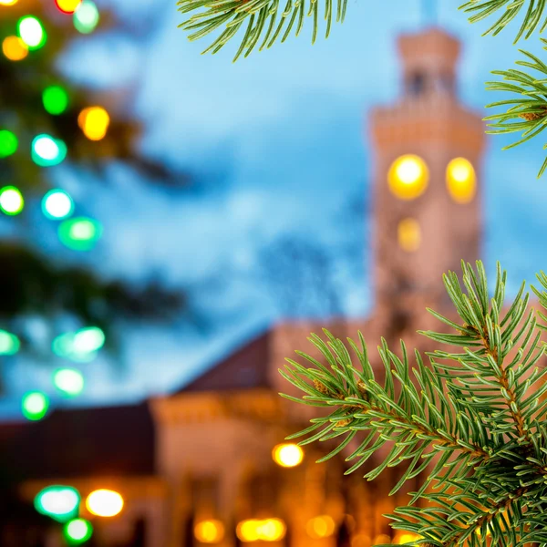 Sfondo natalizio con vecchio municipio e ramoscello di Natale — Foto Stock