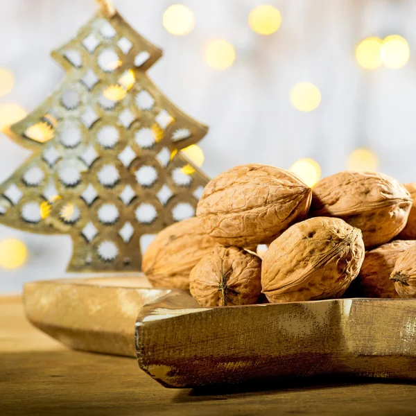 Wallnuts met kerstboom — Stockfoto