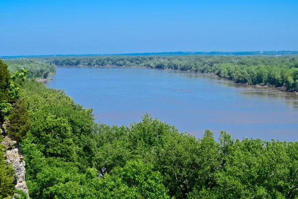 Missouri River met forest in het voorjaar — Stockfoto