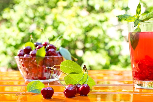 Červené třešně na stole — Stock fotografie