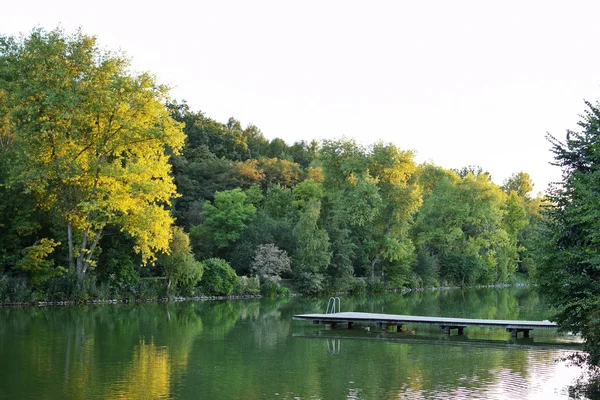 Piscine extérieure en automne — Photo