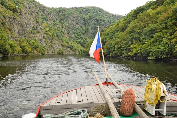 De brug van de boot op de rivier de Moldau — Stockfoto