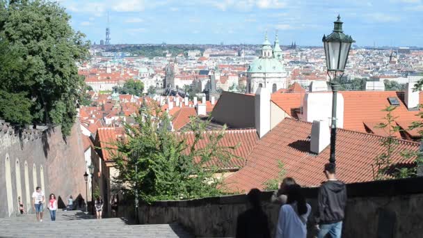 PRAGA, REPÚBLICA CHECA - 7 DE JULIO DE 2016: Turistas caminando por las escaleras del Castillo Viejo en el Castillo de Praga — Vídeo de stock