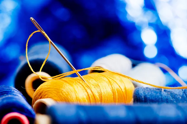Needle and yellow thread — Stock Photo, Image