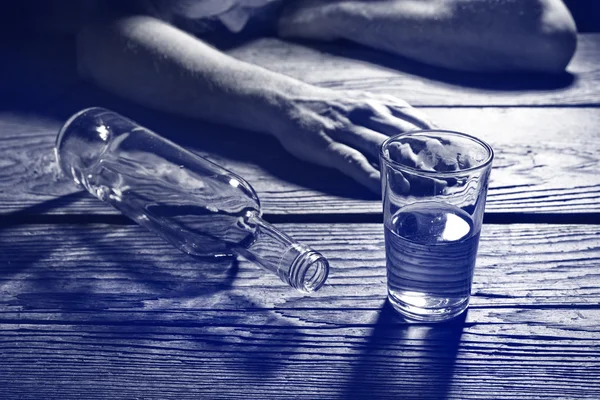 Homem bêbado com um copo de conhaque — Fotografia de Stock