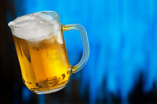 Vaso Cerveza Sobre Fondo Azul — Foto de Stock