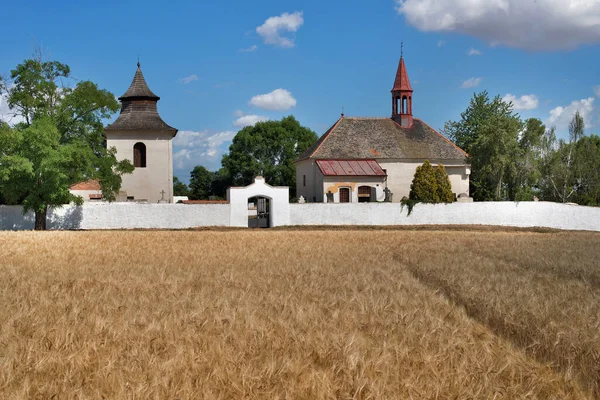 Gotický Kostel Zvonicí Skupické Obci Česká Republika — Stock fotografie