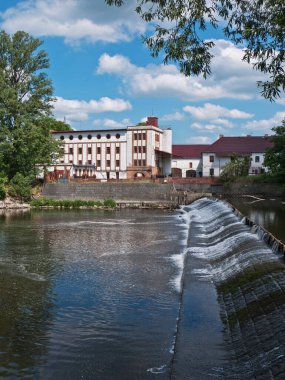 Nehir kıyısındaki eski su değirmeni 