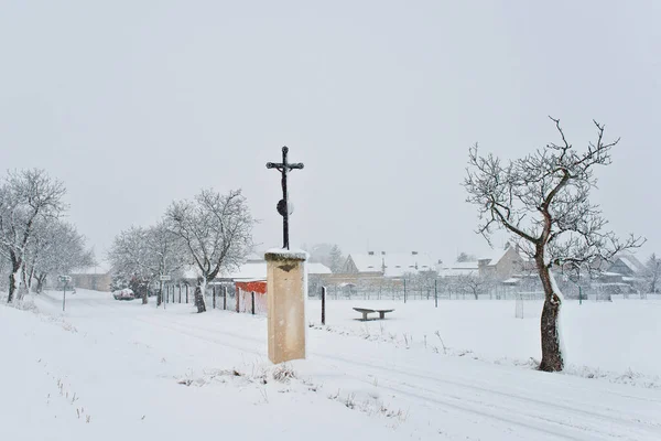 Vecchia Croce Nel Paesaggio Invernale — Foto Stock