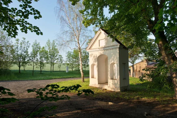 Cappella Barocca Sotto Gli Alberi All Ombra — Foto Stock