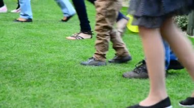 Çimlerde dans eden çocukların ayrıntıları