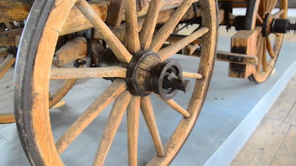 Old wooden wheel — Stock Video