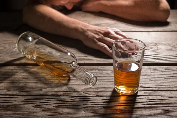 Homme ivre avec un verre de brandy — Stockfoto