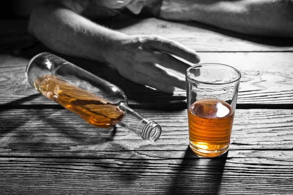 Betrunkener mit einem Glas Schnaps — Stockfoto