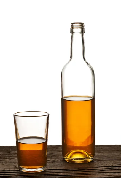 Vidro e garrafa de conhaque isolado no branco — Fotografia de Stock