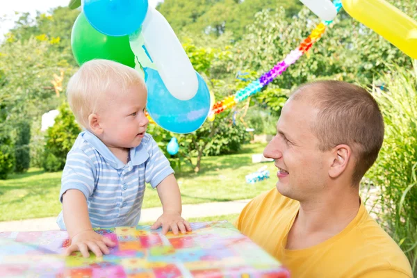 Genç aile kutlanan doğum günü — Stok fotoğraf