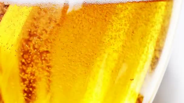 Bubblor i öl glas — Stockvideo