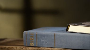 İncil kitap ve tesbih ile