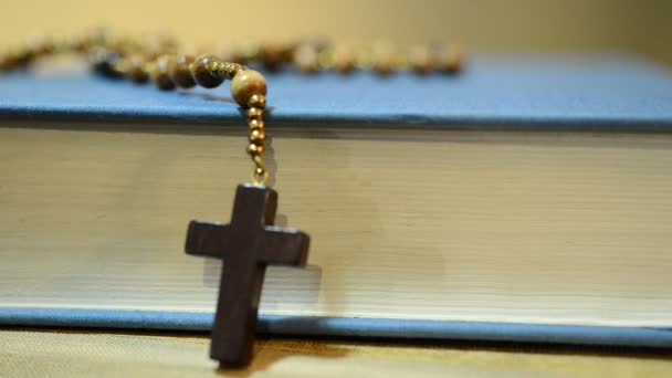 Biblia y rosario, rotación — Vídeo de stock