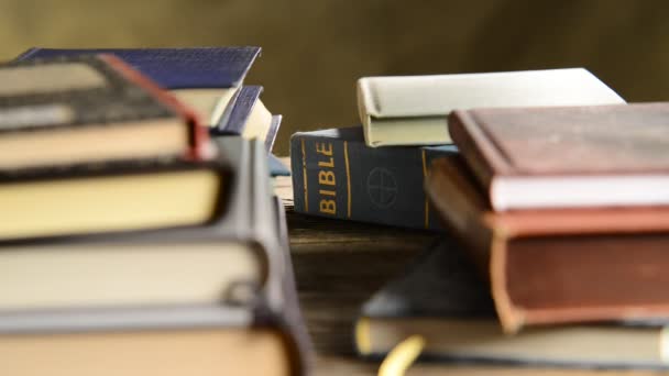 Библия на книжной полке — стоковое видео