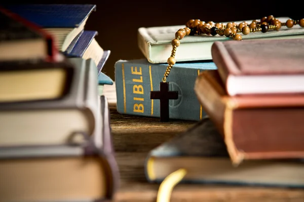 Biblia în bibliotecă — Fotografie, imagine de stoc
