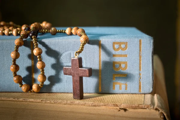 Bibel und Rosenkranz — Stockfoto