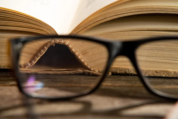 Γυαλιά με βιβλία — Φωτογραφία Αρχείου
