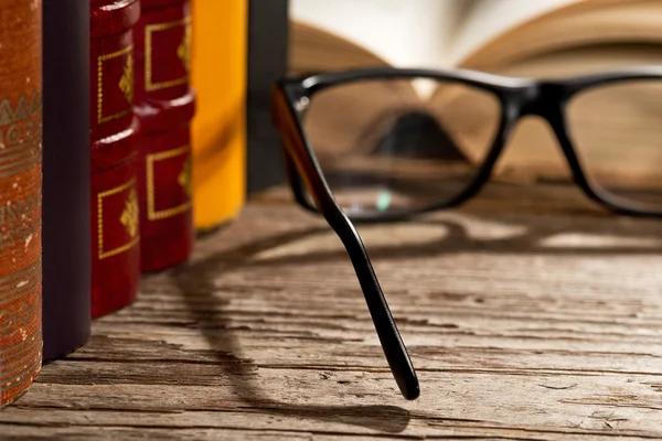 Brille mit Büchern — Stockfoto