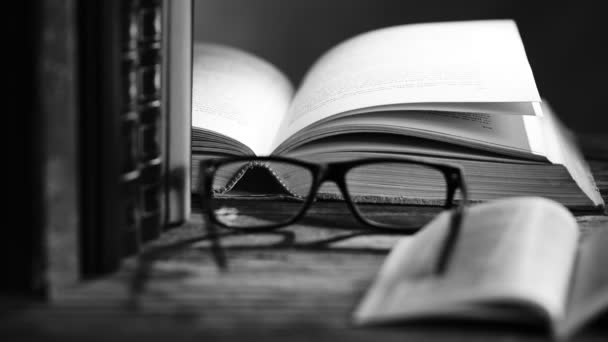 livres et lunettes de lecture