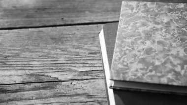 Puting silah ve ahşap masa kitap