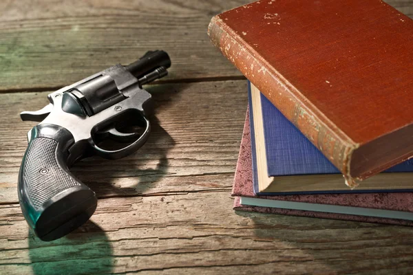 Books and handgun — Stock Photo, Image