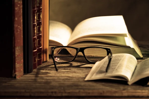 Glazen met boeken — Stockfoto