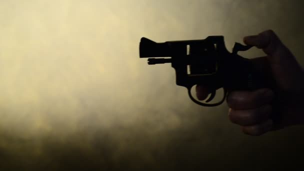 Silhouette d'une main d'homme avec une arme de poing — Video